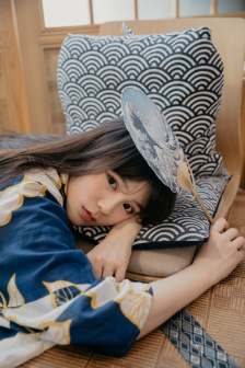 他缓慢有力的在车里撞着